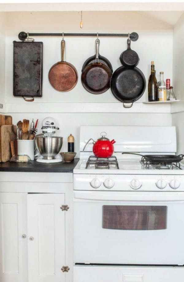 Dapur dengan panci masak besi tua sebagai dekorasi